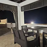 Cool 4-bedroom With Sea Views וילה *