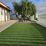וילה Cool 4-bedroom With Sea Views