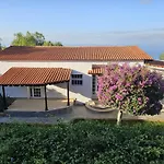 וילה Cool 4-bedroom With Sea Views *