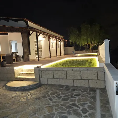 Cool 4-bedroom With Sea Views Villa *