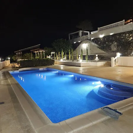 Cool 4-bedroom With Sea Views Tijoco de Abajo