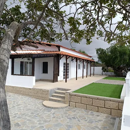 Cool 4-bedroom With Sea Views