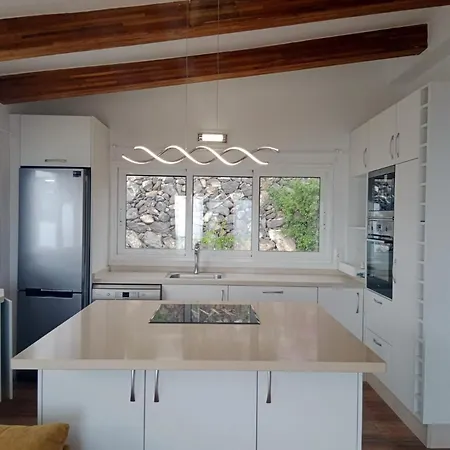 Cool 4-bedroom With Sea Views