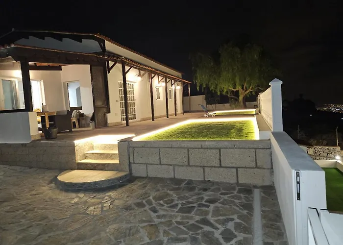 Cool 4-bedroom With Sea Views Villa Tijoco de Abajo