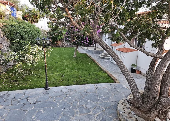 Cool 4-bedroom With Sea Views Villa