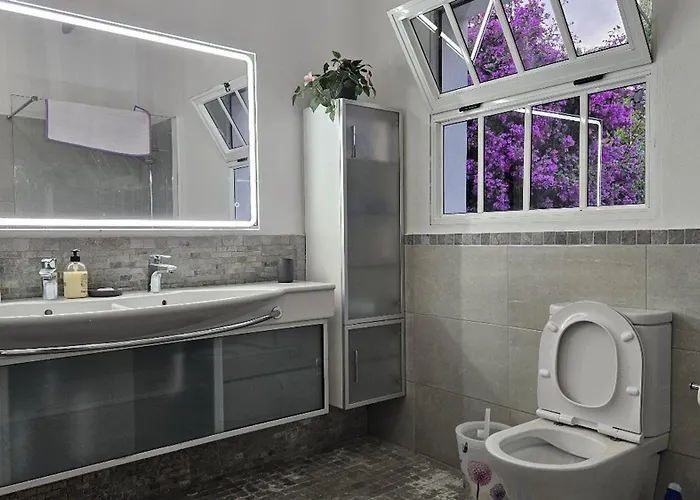 Cool 4-bedroom With Sea Views